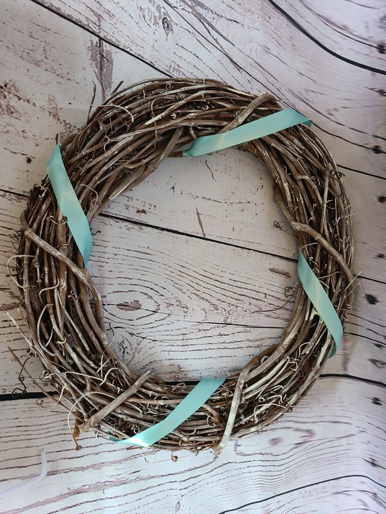 Beach wreath with four robin's egg blue ribbons around it.