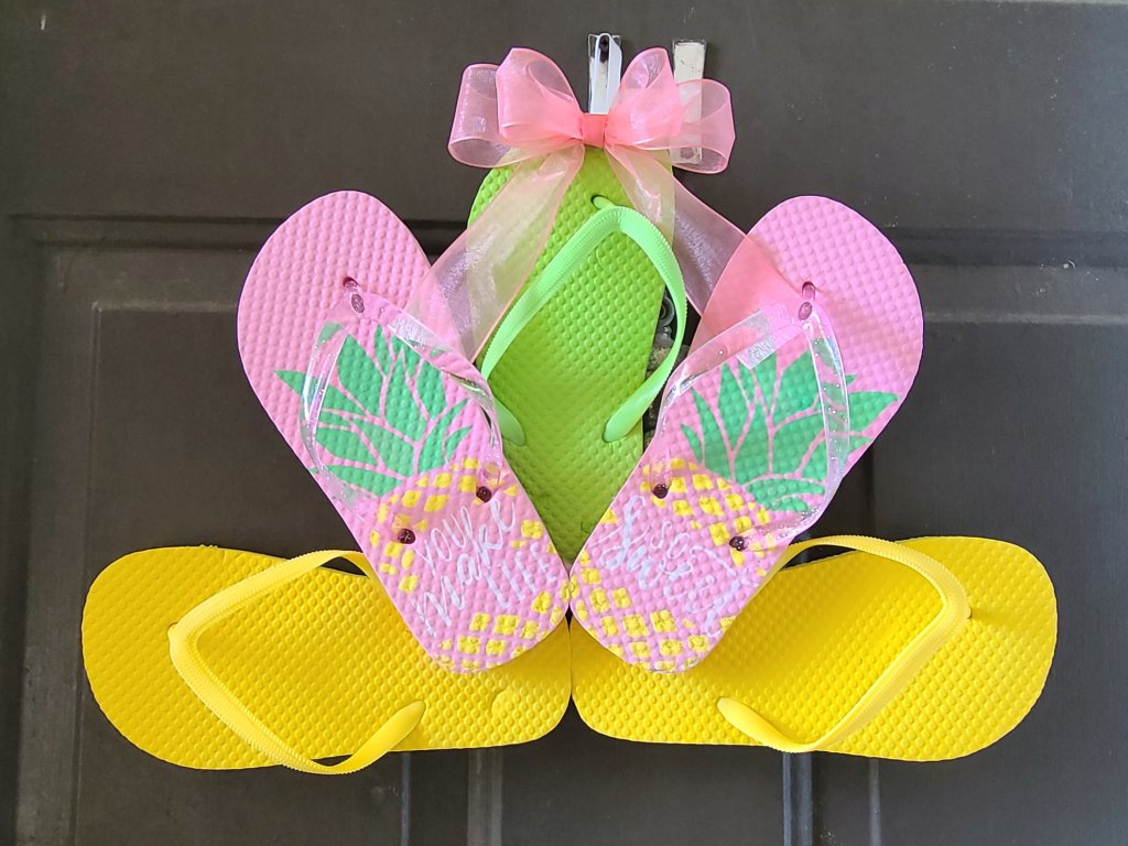 Completed flip flop wreath glued together in the shape of a hand held fan.