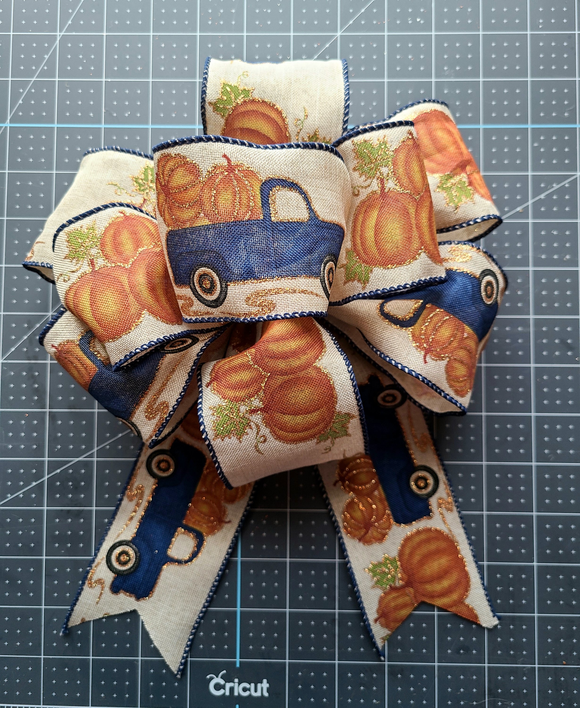 Easy DIY bow for wreath using pumpkin & farmhouse truck print ribbon.