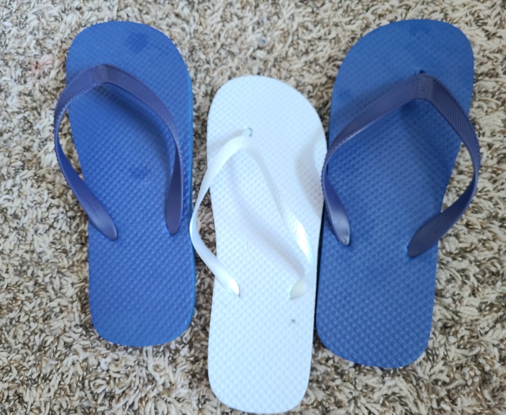 Lining up the flip flops to decide how to place them on the wreath.