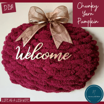 Chunky yarn pumpkin wreath featured image