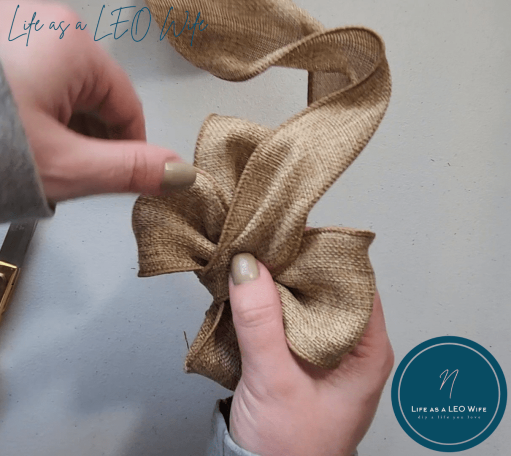 Making a 4-loop bow for the chunky yarn wreath.