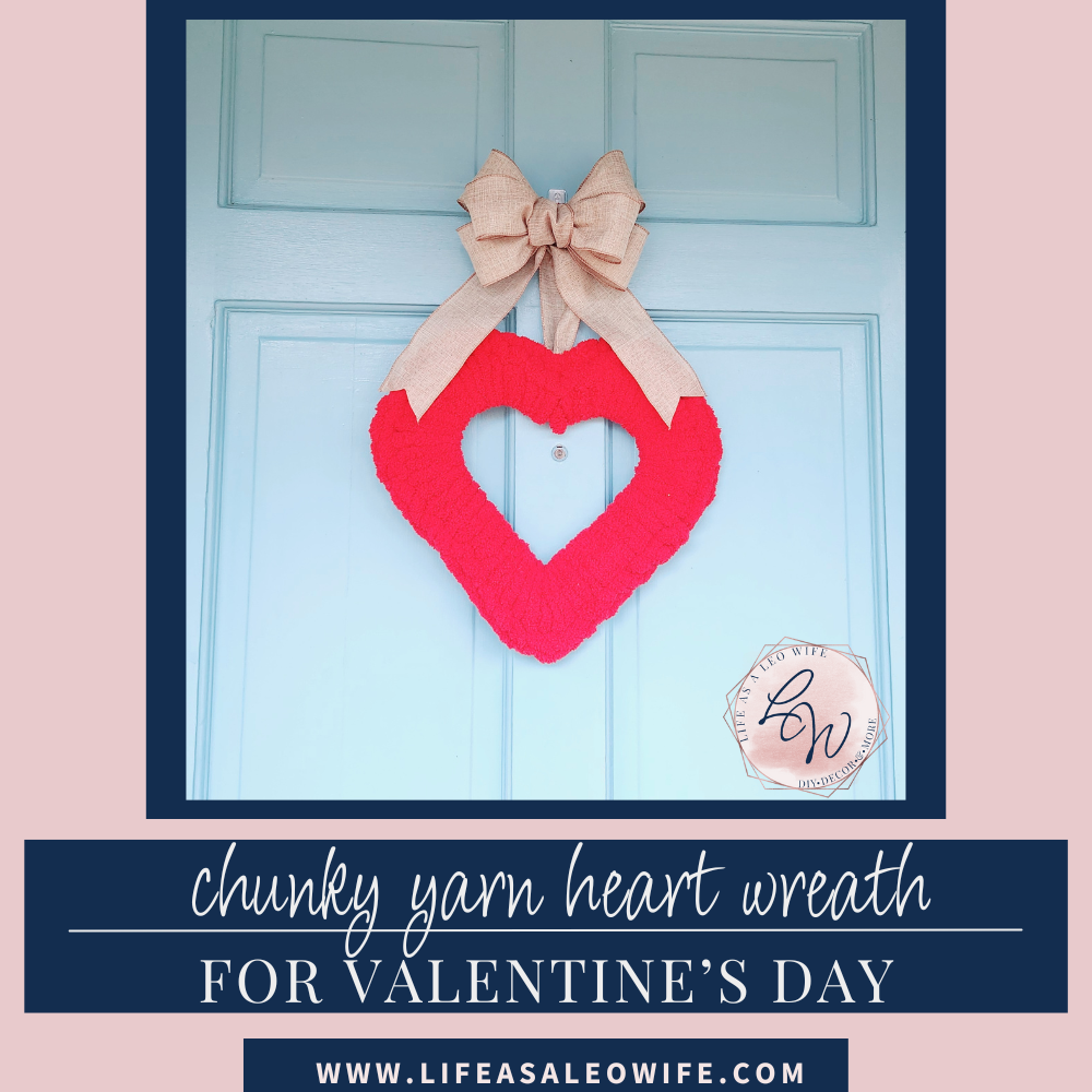 Chunky yarn heart wreath featured image.