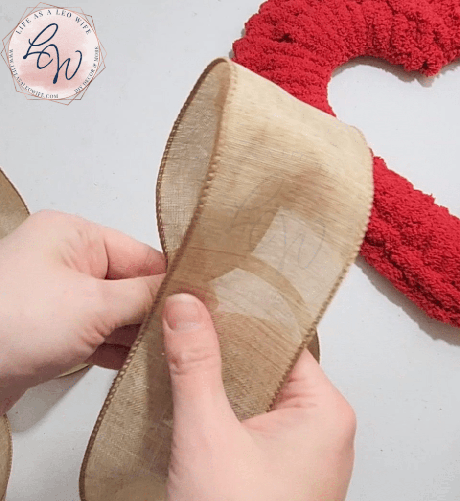 Forming the 1st loop when making the easy bow.